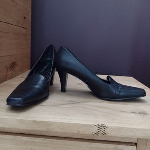 Black leather pumps by Aerosole